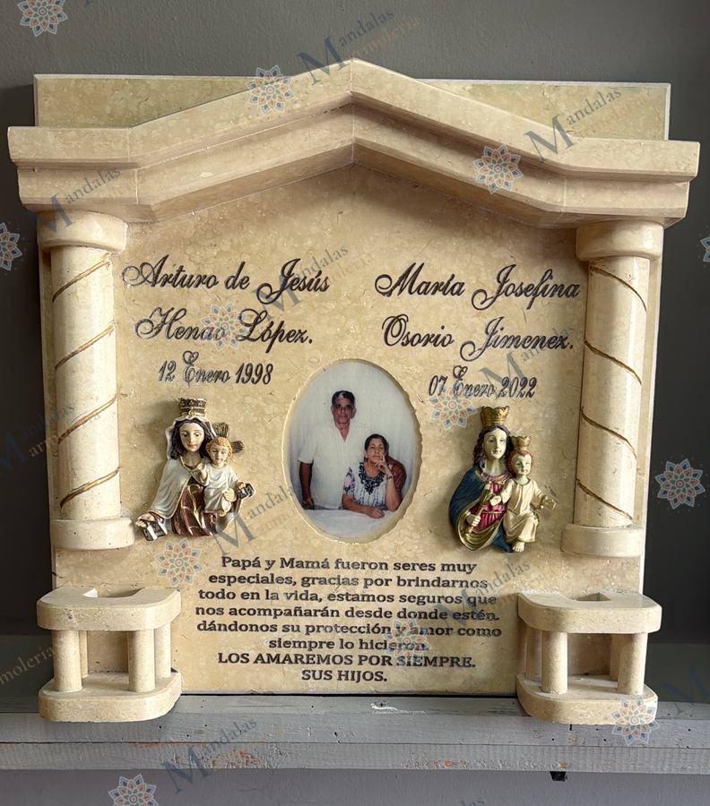 Lápida en mármol crema, con techo y columnas, Ref. 108