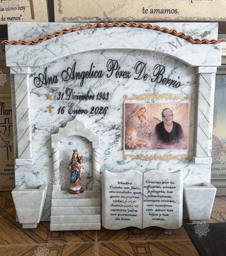 Capilla en mármol blanco, vista 2 de 2