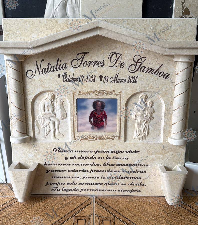 Lápida en mármol crema, con techo y columnas, Ref. 134