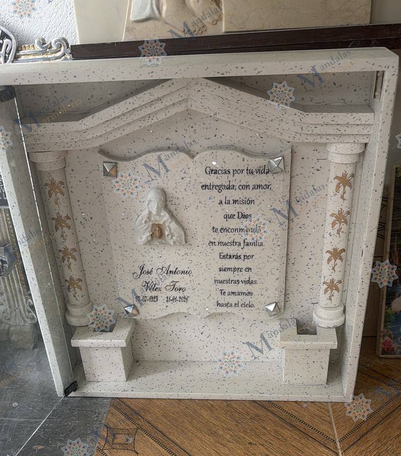 Capilla en granulado beige, con techo y columnas, Ref. 149