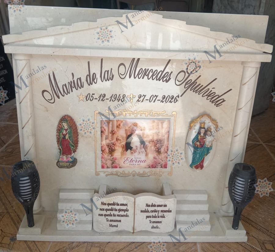 Lápida en mármol crema con columnas, fotografía y libro abierto