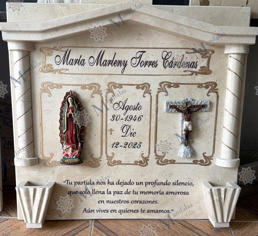 Lápida en mármol crema, con techo y columnas, Ref. 153