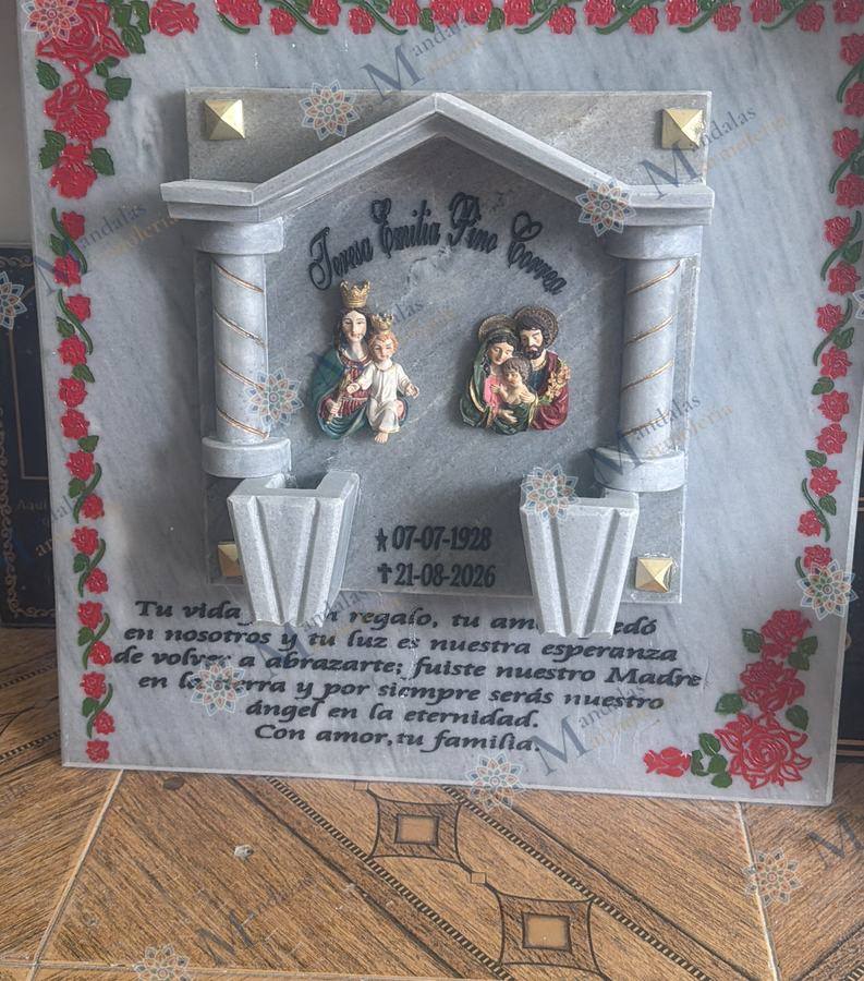 Placa en mármol gris, con techo y columnas, Ref. 197