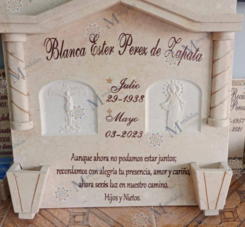 Lápida en mármol crema, con techo y columnas, Ref. 199