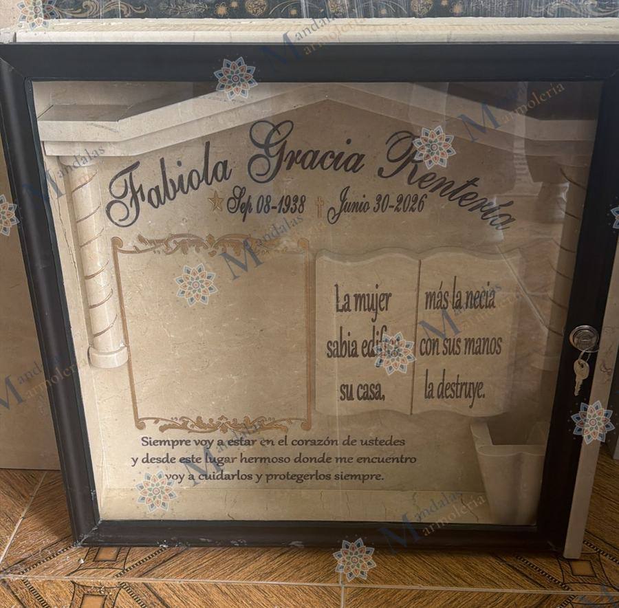 Vitrina en mármol crema, con techo y columnas, Ref. 20