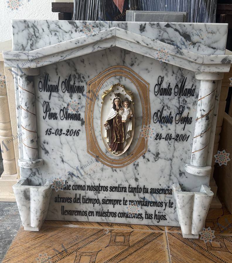 Lápida en mármol blanco, con techo y columnas, Ref. 227