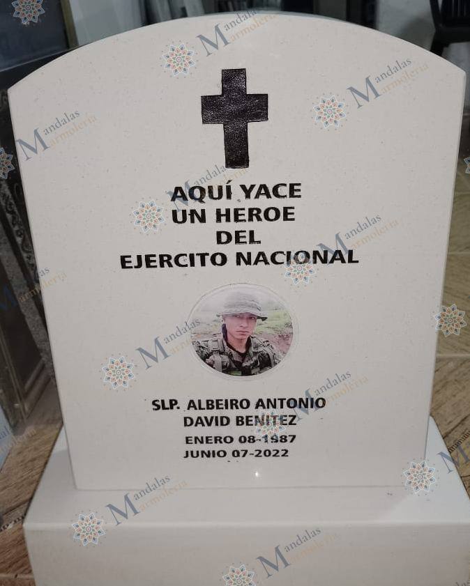Lápida en mármol blanco, de pie con base, Ref. 232