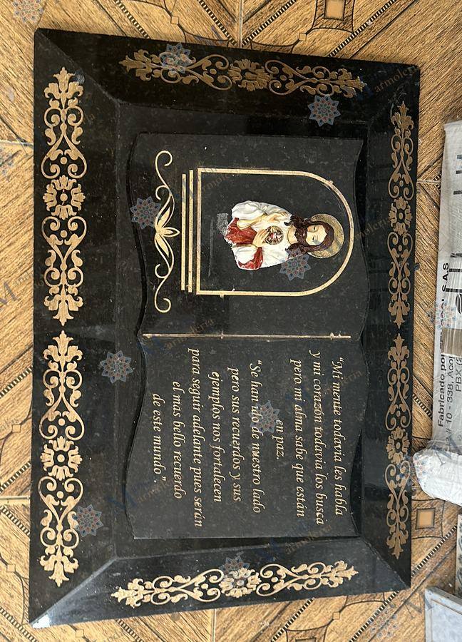 Placa en granito negro, libro abierto, Ref. 27
