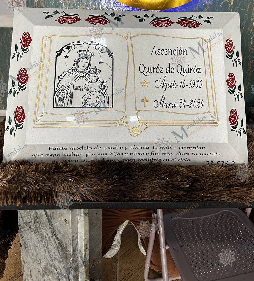 Placa en mármol blanco, libro abierto, Ref. 30