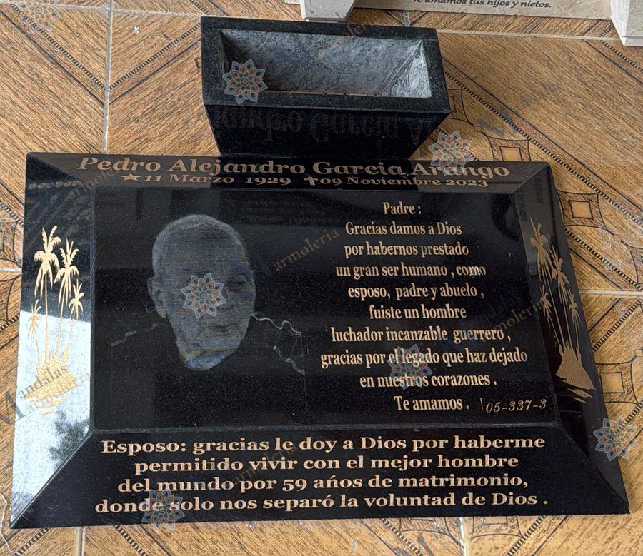 Placa en granito negro, rectangular, Ref. 39