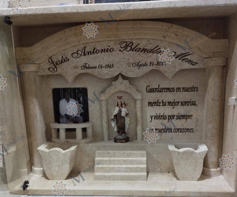 Capilla en mármol crema, con techo y columnas, Ref. 57