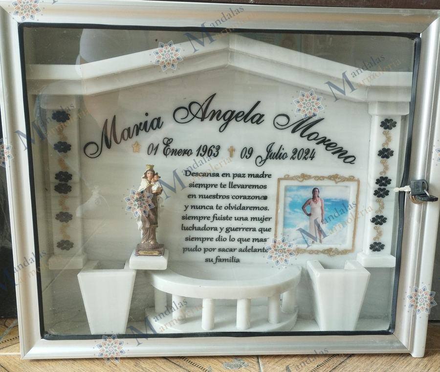 Vitrina en mármol blanco, con techo y columnas, Ref. 73