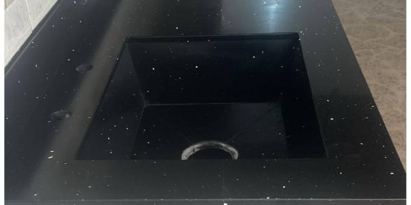 Mesón en granito negro estrellado con poceta cuadrada