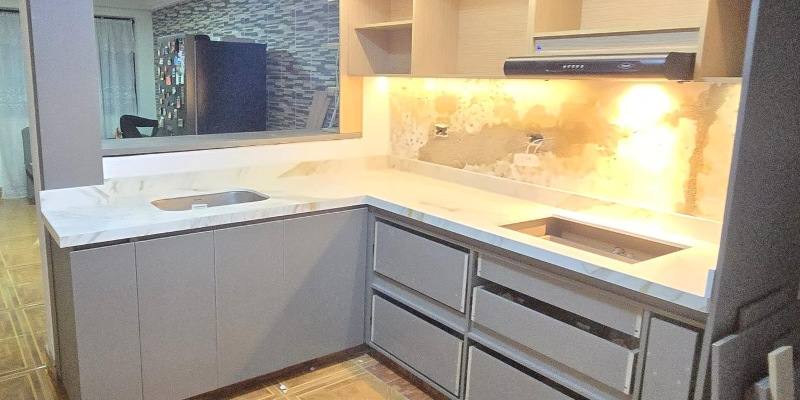 Mesón y salpicadero con veteado dorado